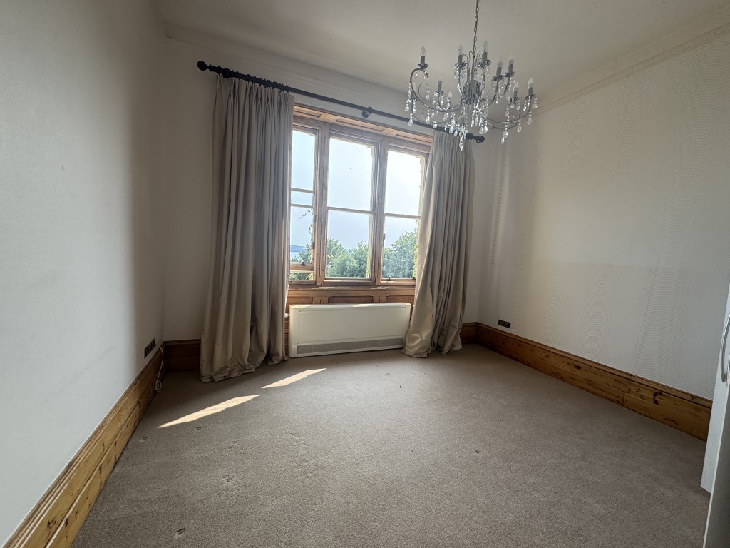 Lot: 197 - RETIREMENT APARTMENT WITH SEA VIEWS - Bedroom one